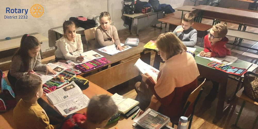 Työntekijät lahjoittavat maanalaiselle koululle ukrainalaisille lapsille 